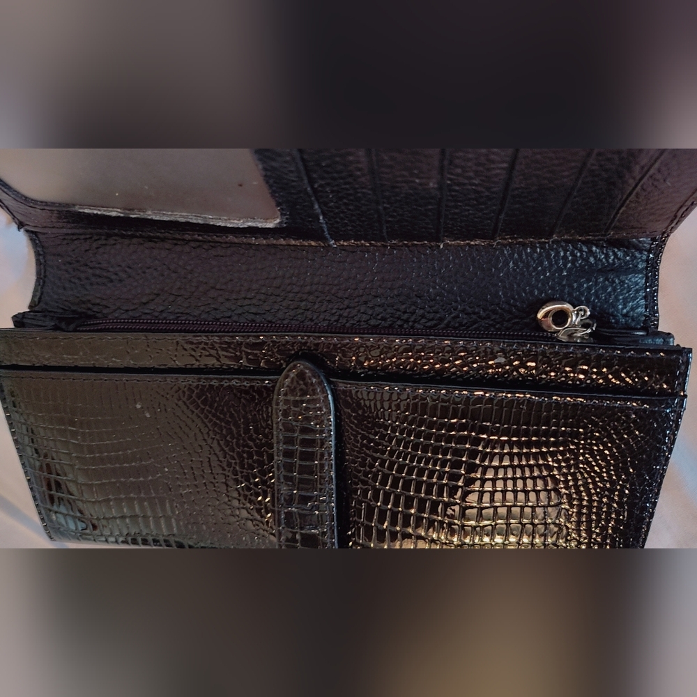 🩷$5 |  Elegant Black Crocodile Embossed Wallet – Pristine Condition - Picture 7 of 8